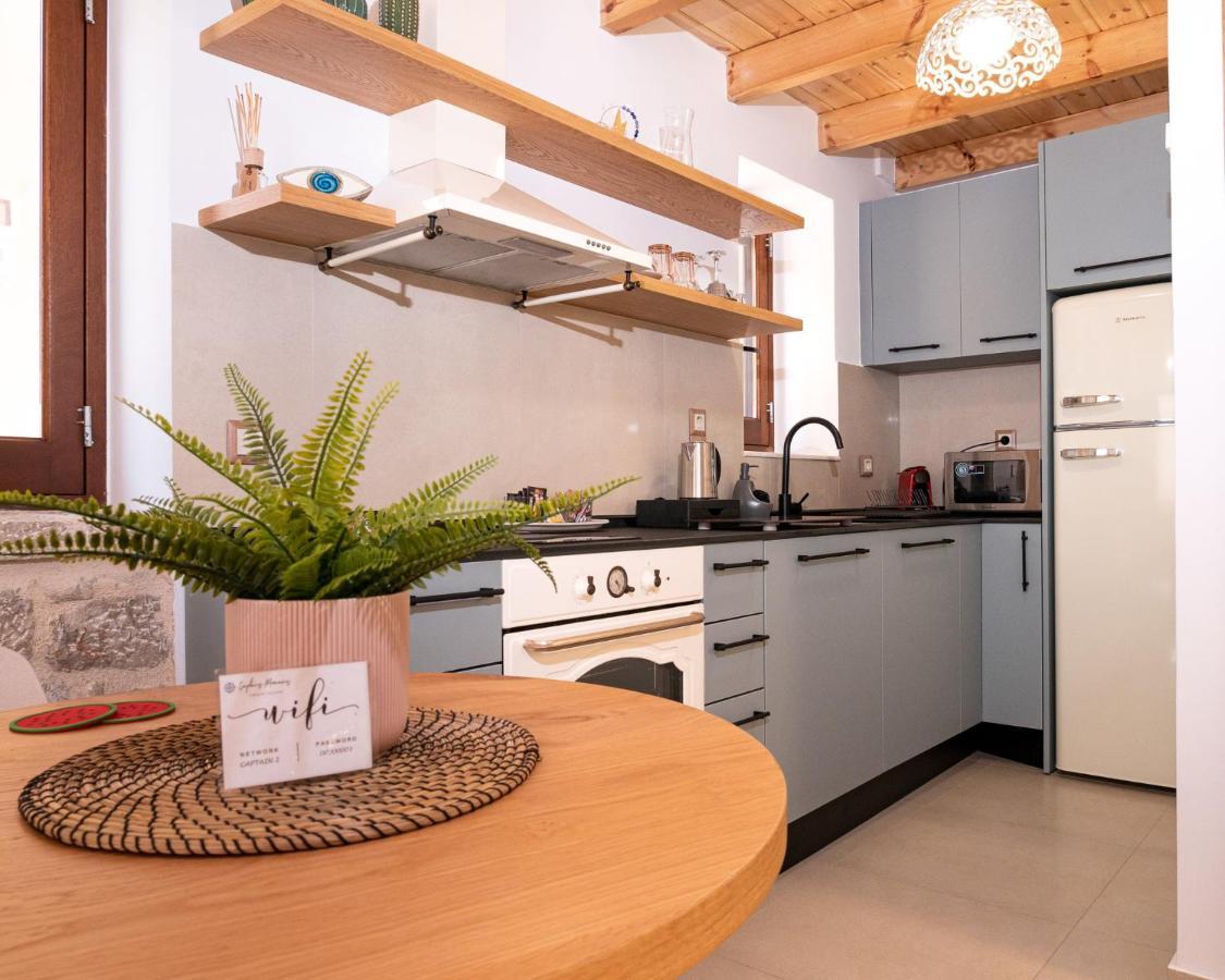 Captain'S Memories Stylish Harbour Apartments Chalki Town Ngoại thất bức ảnh