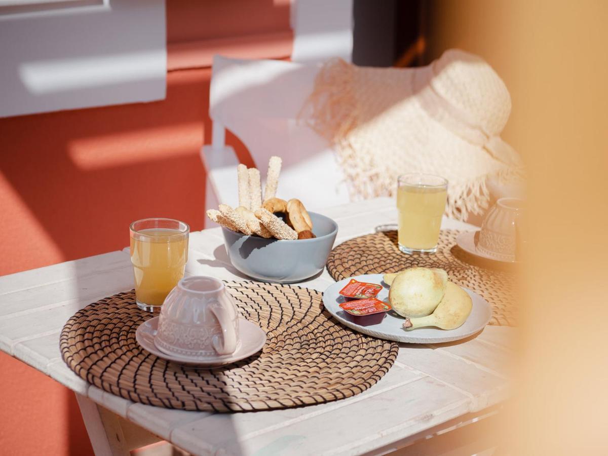 Captain'S Memories Stylish Harbour Apartments Chalki Town Ngoại thất bức ảnh