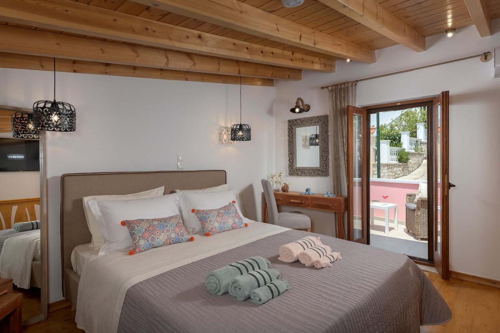 Captain'S Memories Stylish Harbour Apartments Chalki Town Ngoại thất bức ảnh